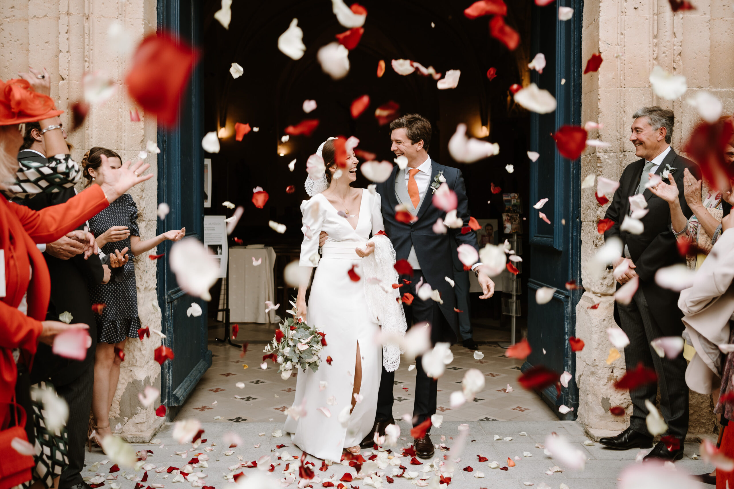 mariage-pétales-église